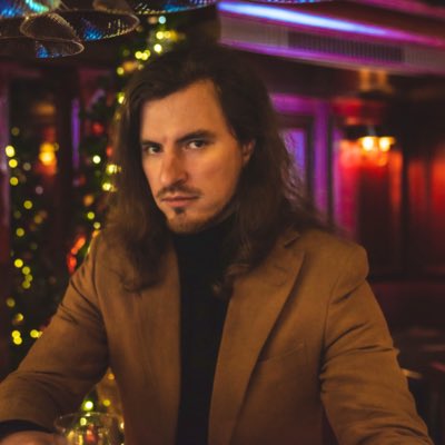 Bananings's tweet photo. Different hair, same glare. #edinburghmodel #vintagestyle https://t.co/6pQUvizQ3z