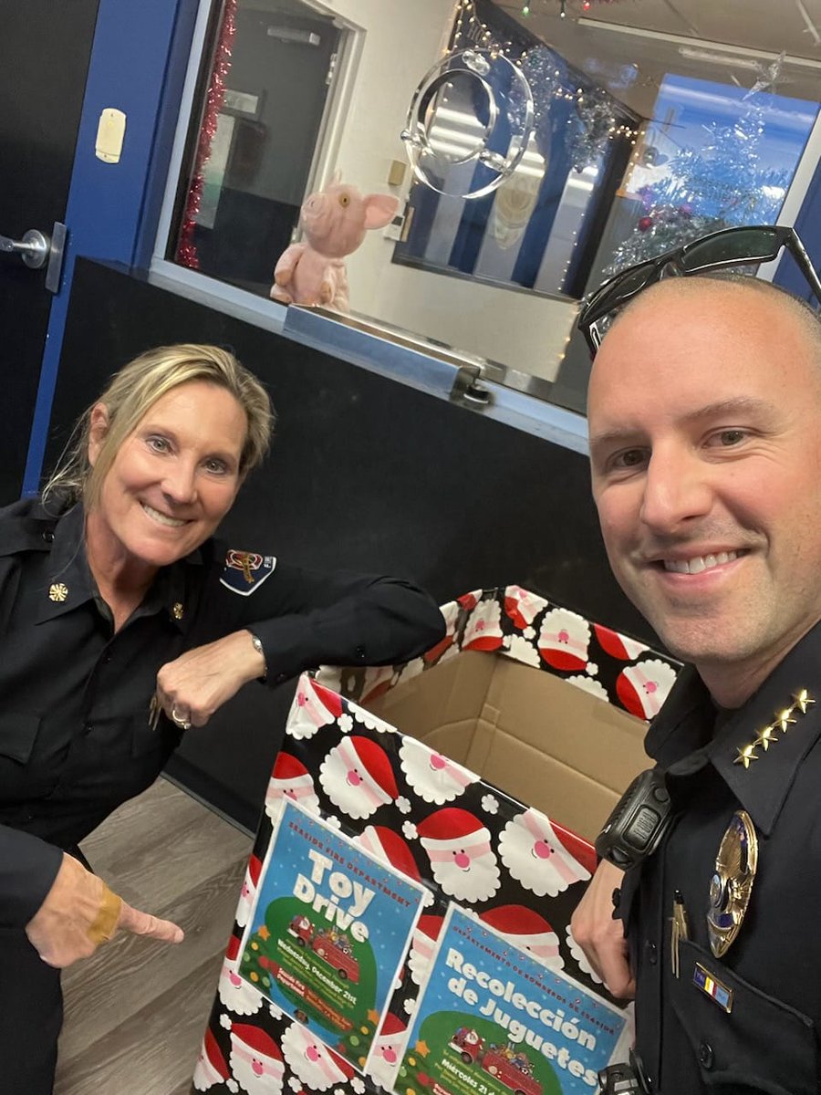 SeasideCreates's tweet photo. Seaside FD &amp; Seaside PD invite you to participate in their Christmas Toy Drive!

Please donate new, unwrapped toys for local children in our community.  Donations will be accepted at various City offices through Wed, Dec 21st!

For more information, please call: 831-899-6790. https://t.co/KjuXnnWouc