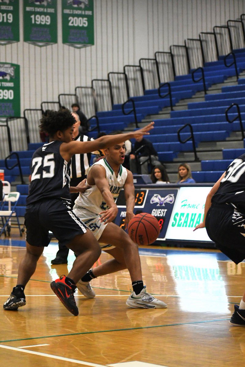 South Lakes JV Boys Basketball with a 30-21 halftime lead over W&amp;L.
<a href="/SeahawkSports/">South Lakes Athletics & Activities</a> 
<a href="/SeahawkBoosters/">South Lakes Boosters Club, Inc.</a> 
<a href="/SLSeahawksBball/">South Lakes Boys Basketball</a>