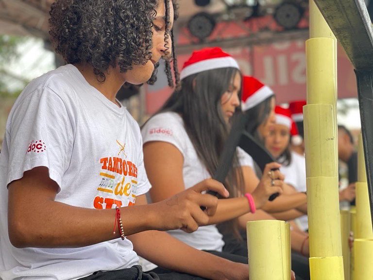 ¡Desde violines, hasta tambores! Así fue como llenamos de arte nuestras calles caleñas, del 13 al 16 de diciembre con la Sinfónica de Siloé y Tambores de Siloé.
Con <a href="/sidocsas/">SIDOCSAS</a> seguiremos apostándole al arte, a la equidad, a la inclusión y a la reconciliación. ¡Gracias, Sidoc!