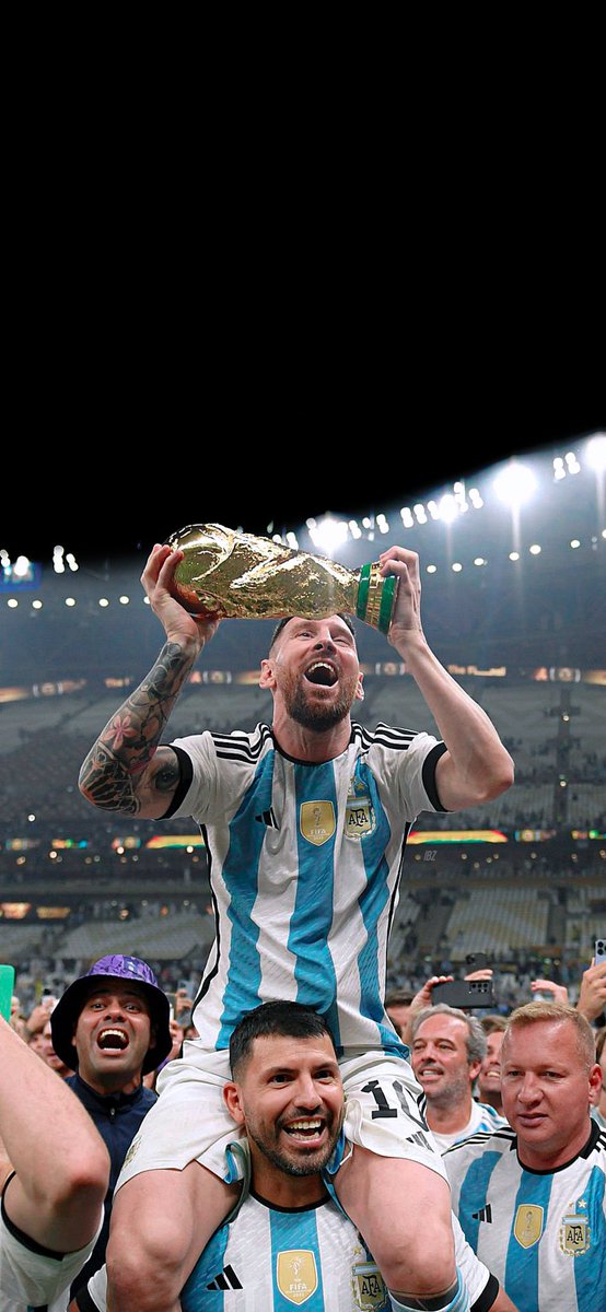 juaanniig's tweet photo. Todavía me cuesta caer pero vi a Messi ser campeón del mundo, vi a mi ídolo ganar el trofeo mas preciado del mundo. No tengo palabras para expresar la emoción que me genera verlo levantar la del mundo despues de tanto años que el futbol fue injusto con él,SIMPLEMENTE GRACIAS🫀🇦🇷 https://t.co/s15k8p4JHc