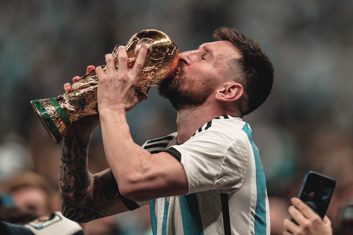 juaanniig's tweet photo. Todavía me cuesta caer pero vi a Messi ser campeón del mundo, vi a mi ídolo ganar el trofeo mas preciado del mundo. No tengo palabras para expresar la emoción que me genera verlo levantar la del mundo despues de tanto años que el futbol fue injusto con él,SIMPLEMENTE GRACIAS🫀🇦🇷 https://t.co/s15k8p4JHc