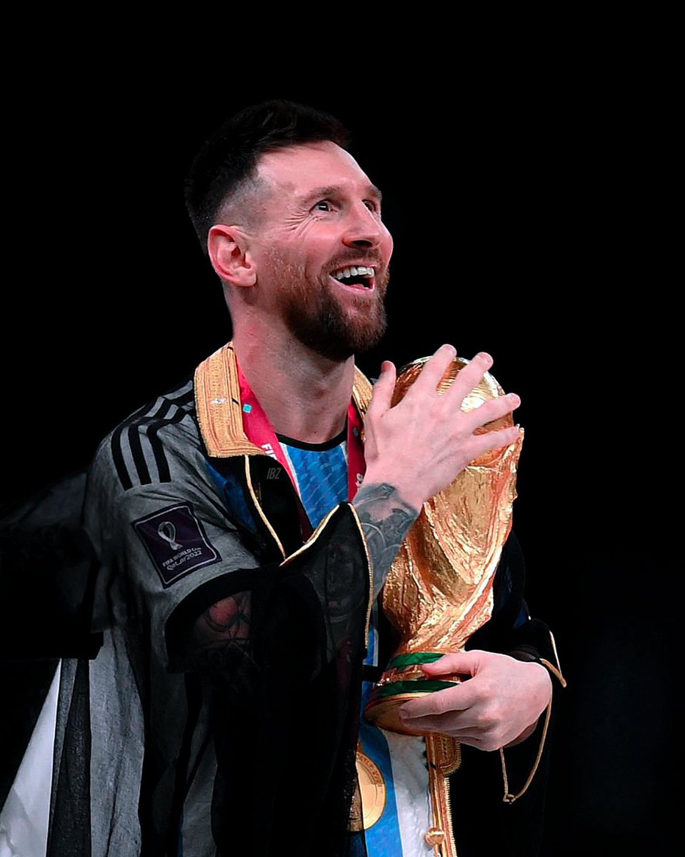 juaanniig's tweet photo. Todavía me cuesta caer pero vi a Messi ser campeón del mundo, vi a mi ídolo ganar el trofeo mas preciado del mundo. No tengo palabras para expresar la emoción que me genera verlo levantar la del mundo despues de tanto años que el futbol fue injusto con él,SIMPLEMENTE GRACIAS🫀🇦🇷 https://t.co/s15k8p4JHc