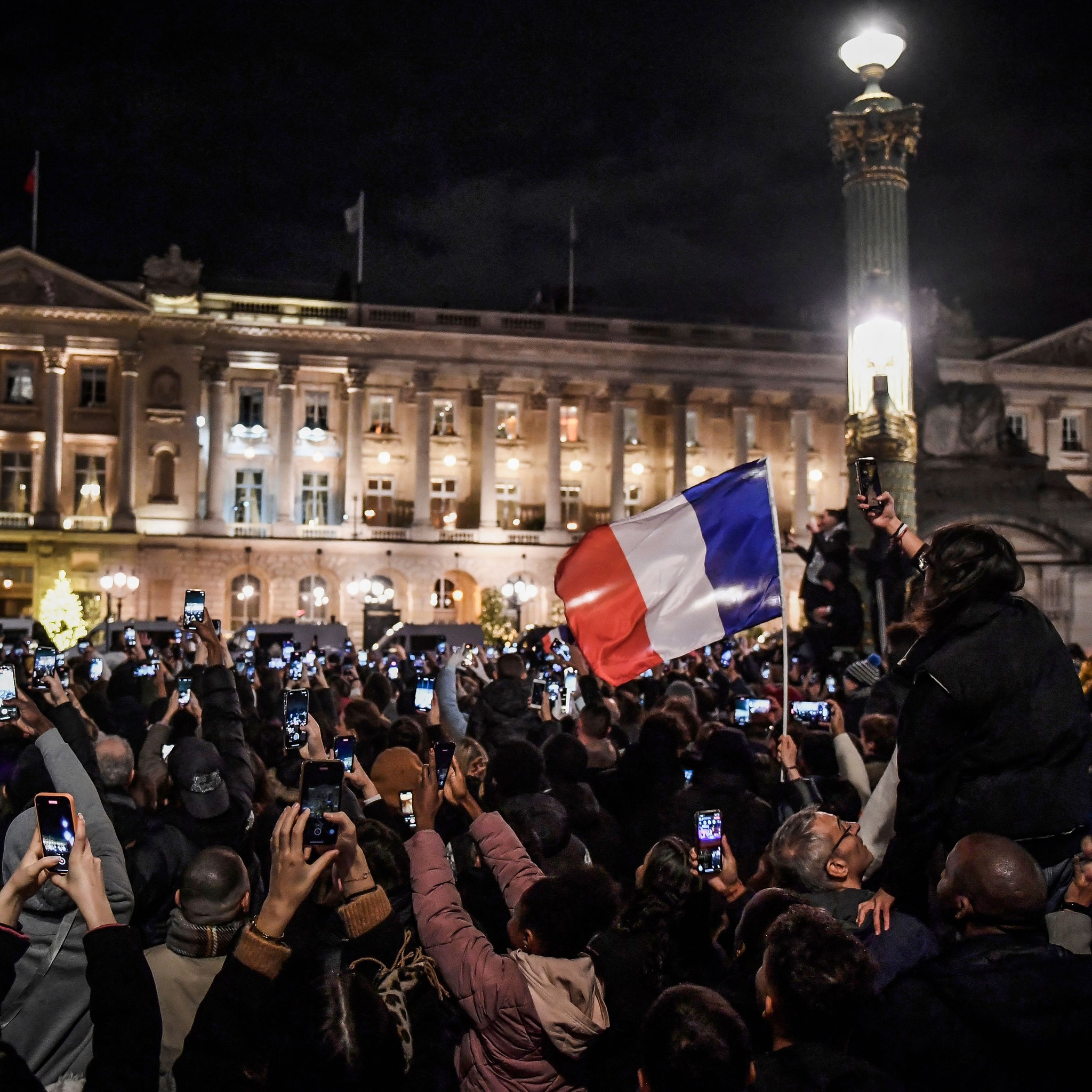 Nu 2018 франция. Вернувшиеся франция. Вернувшиеся франция. Париж футбольный клуб 6а елисейских полях фото. Вернувшиеся франция.