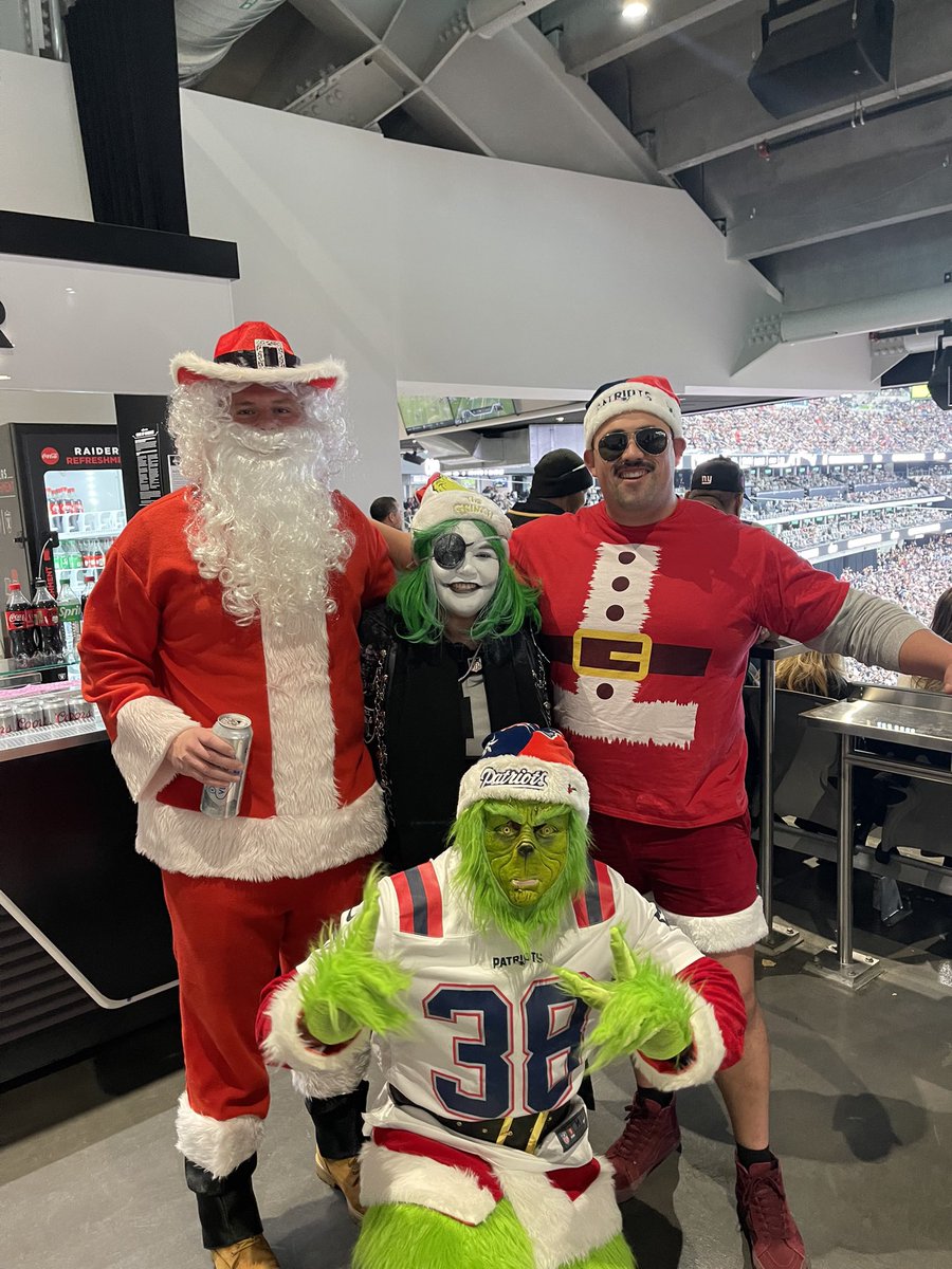A little Grinchmas at yesterday’s game #VegasRaiders