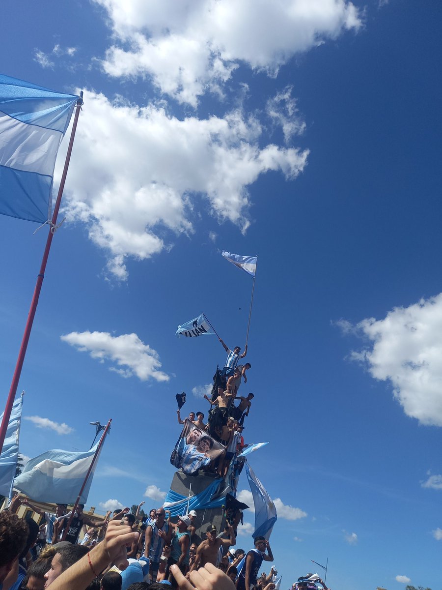 LujanOut's tweet photo. Ese deseo del Argentino en cada festejo querer subirse al lugar mas alto posible, en Lujan no hubo excepción😂

🇦🇷🤍🇦🇷🤍🇦🇷🤍 https://t.co/AJ4UEzg3Ya