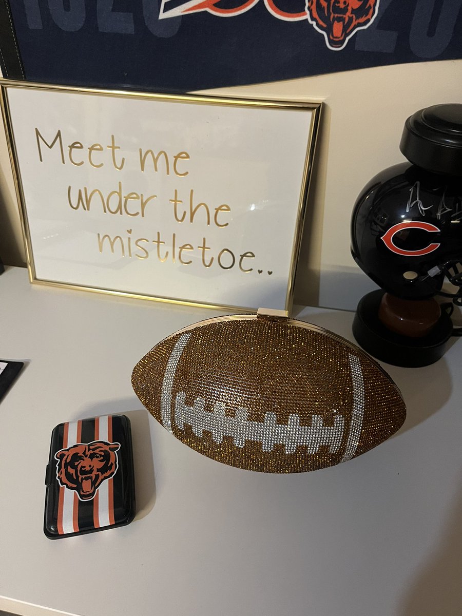 clairedabear85's tweet photo. Hey @NFLUK with it being party season can you please ask @MJD to show me the proper technique as a Running Back to keep my clutch bag and wallet safe! Rule 1 in football protect the ball 🏈 at cost #CH5MNF #3amClub #LARvsGB #AskMJD https://t.co/Xjk7IOjhRG