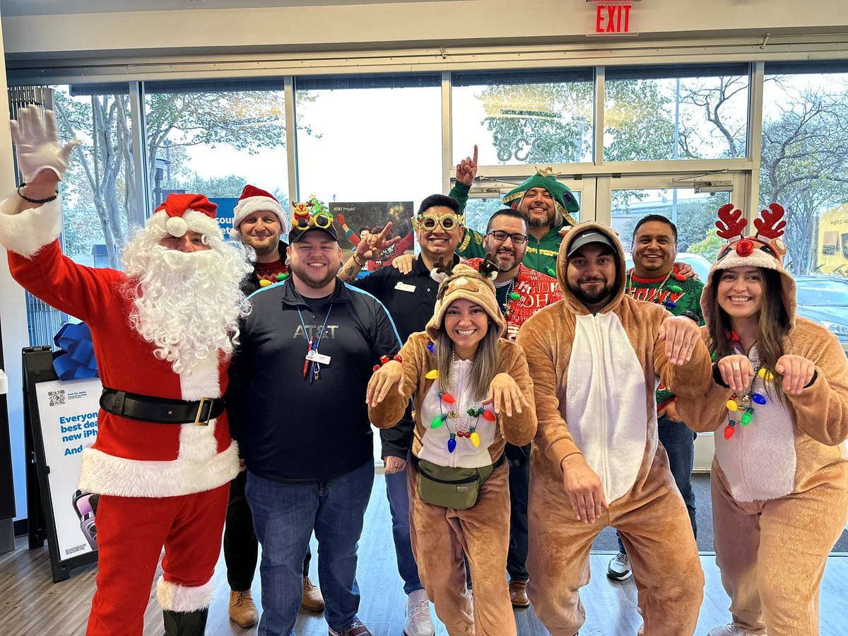 JayfromATT's tweet photo. Had an AWESOME VISIT FROM SANTA TODAY! @jessermontez @CarrizalesJudy @JoseTrevino2207 @HunterAtATT @PawelATTmobile @Joules_STX @LifeAtATT @STXspeaks https://t.co/lENk2KuEvM