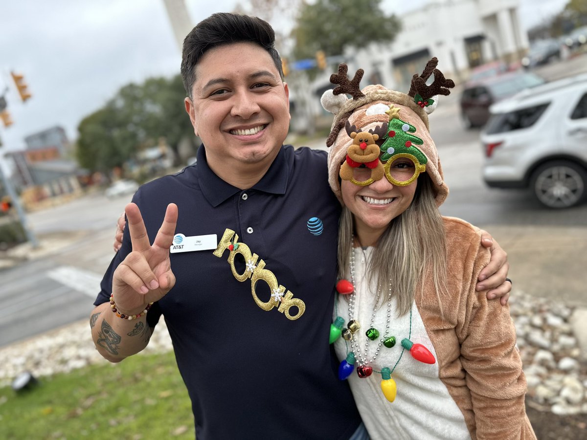 JayfromATT's tweet photo. Had an AWESOME VISIT FROM SANTA TODAY! @jessermontez @CarrizalesJudy @JoseTrevino2207 @HunterAtATT @PawelATTmobile @Joules_STX @LifeAtATT @STXspeaks https://t.co/lENk2KuEvM