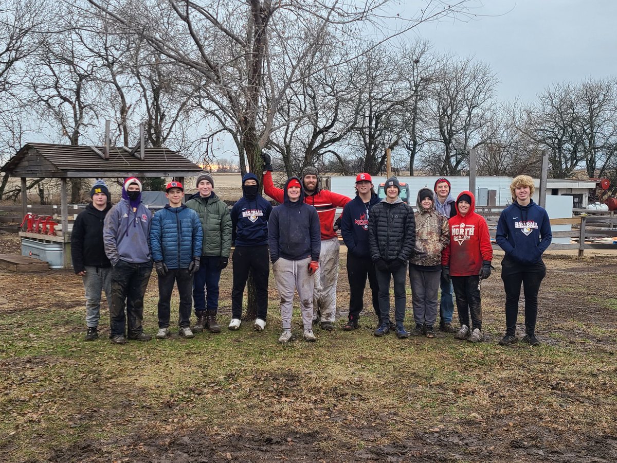 ONBsblBooster's tweet photo. The fellas from @EaglesOlathe were back at work again with KC Pumpkin Patch helping take down their spectacular light show.  A group of 25 to 30 players, parents, and coaches worked well through the elements! https://t.co/zyNg0oPMAw