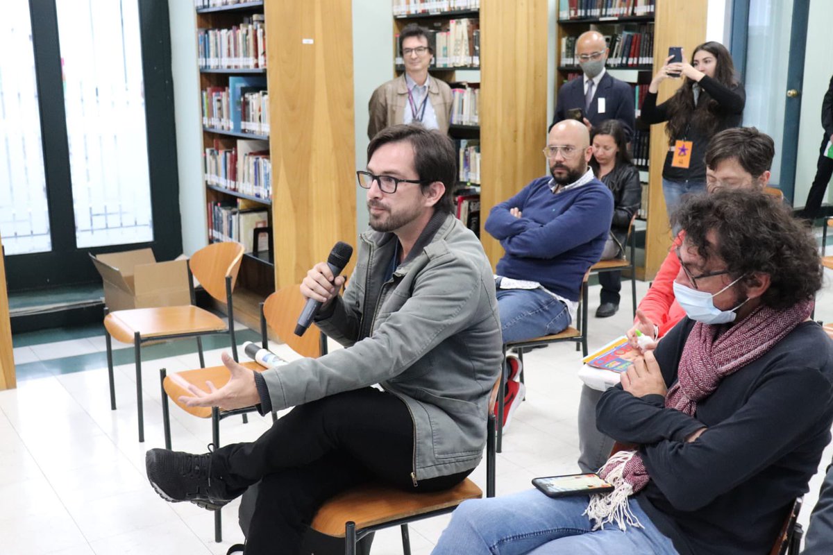 culturaquito's tweet photo. Cómo parte de la #FILQ2022 se presentó el libro "Veinte viajes" del escritor colombiano Juan David Correa. El autor dialogó con Juan Martin Cueva, secretario de Cultura del Municipio de Quito, quién brindó una introducción y  comentarios sobre la obra. https://t.co/26bq99KxCR