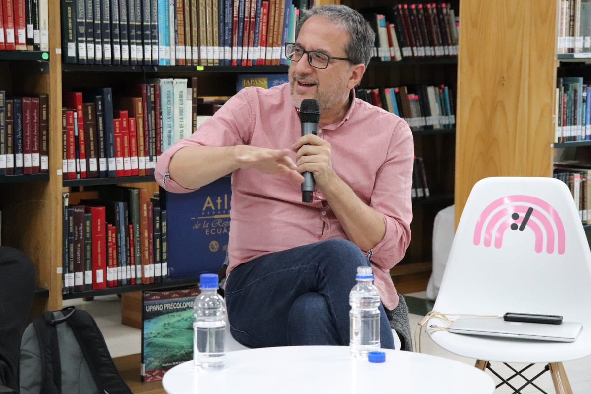 culturaquito's tweet photo. Cómo parte de la #FILQ2022 se presentó el libro "Veinte viajes" del escritor colombiano Juan David Correa. El autor dialogó con Juan Martin Cueva, secretario de Cultura del Municipio de Quito, quién brindó una introducción y  comentarios sobre la obra. https://t.co/26bq99KxCR