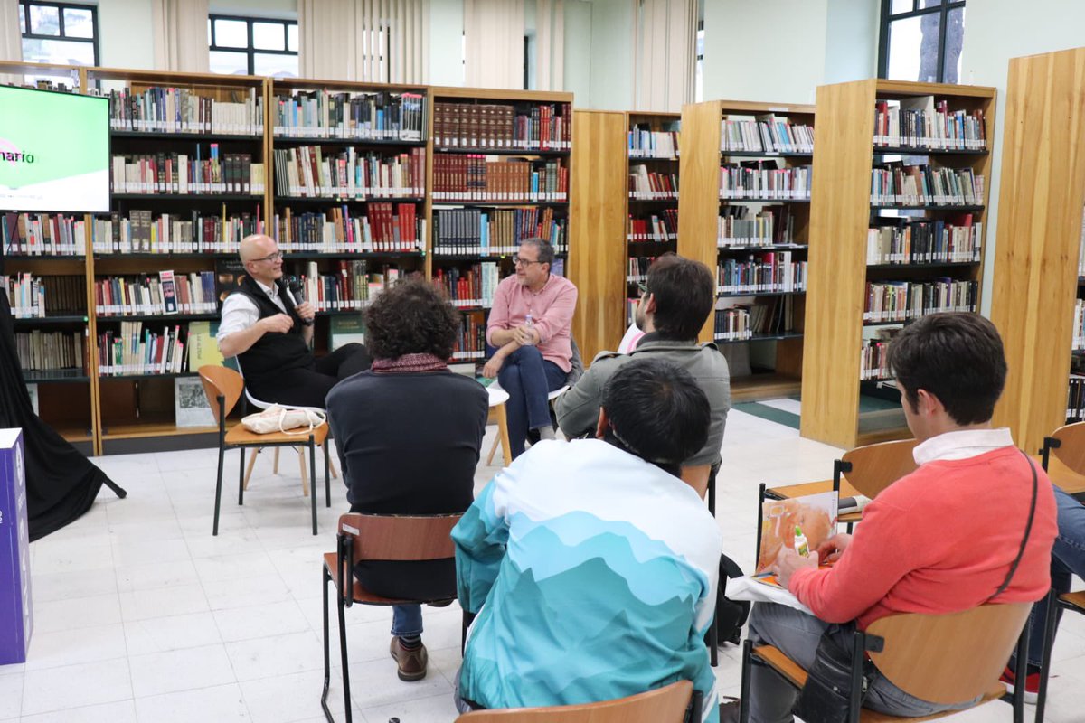 culturaquito's tweet photo. Cómo parte de la #FILQ2022 se presentó el libro "Veinte viajes" del escritor colombiano Juan David Correa. El autor dialogó con Juan Martin Cueva, secretario de Cultura del Municipio de Quito, quién brindó una introducción y  comentarios sobre la obra. https://t.co/26bq99KxCR