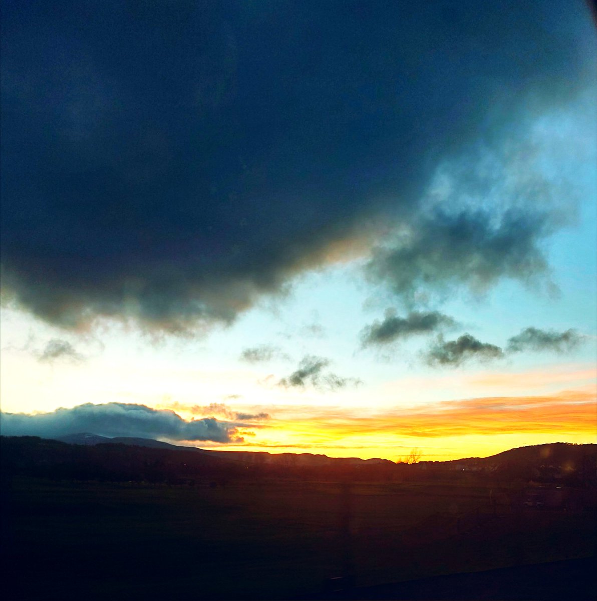 LJ_Believe's tweet image. #POstsbles
Tonight's winter sunset taken from the car. L