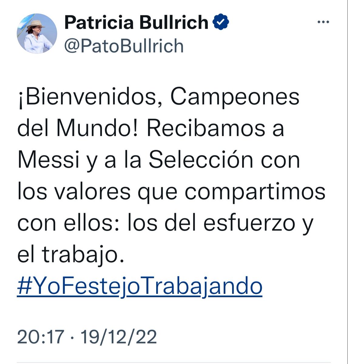 MarceOzz's tweet photo. Un gobierno que decreta Feriado Nacional para que el pueblo festeje con el equipo que ganamos una Copa del Mundo.
Vos integraste un gobierno que en esta misma fecha hace 21 años, decretó un Estado de Sitio donde perdieron la vida 39 argentinos, y jamás se hicieron cargo. Cínica. https://t.co/otG1flt7Ck