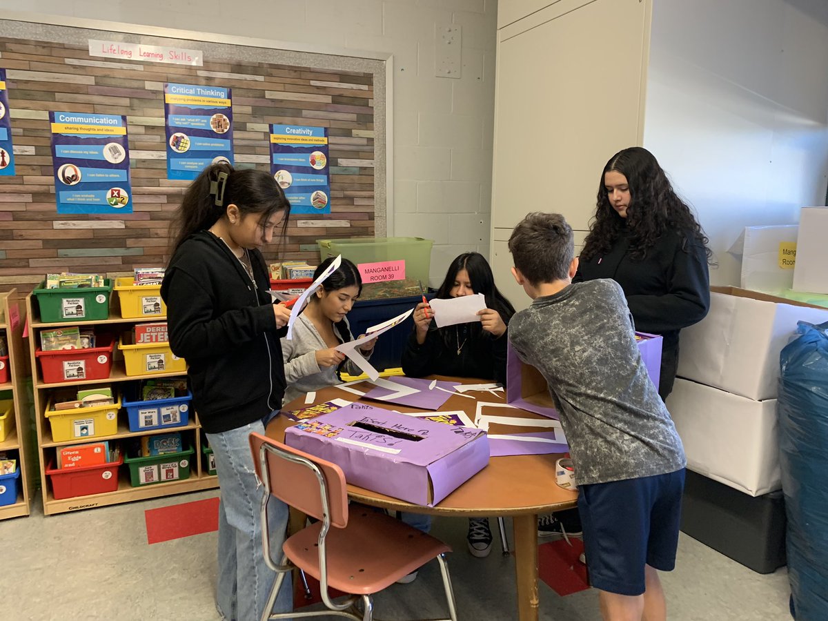 TManganelliKPSD's tweet photo. 7th graders finishing up their Community Partnerships team projects before the break. Excellent teamwork today! 👍🏻 #teamtakis #reusablebagdrive @KeyportSchools @KeyportCentral https://t.co/d0QxJjHjE2