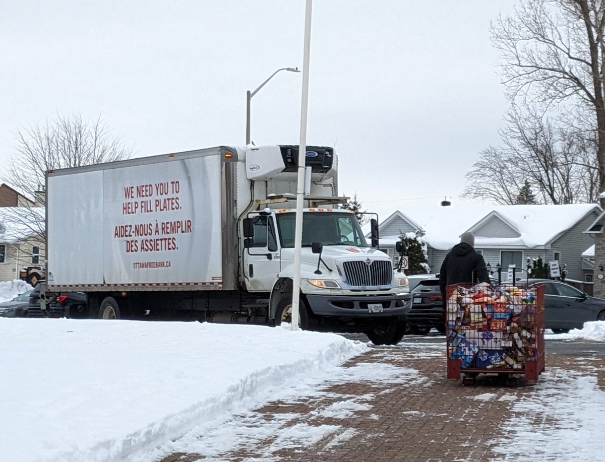 Our Sawmill Snowy Food Drive was a success! Thank you to the Sawmill Creek school community for the generous donations to support the Ottawa Food Bank! @OttawaFoodBank