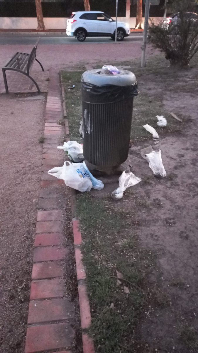 EPreve's tweet photo. DESASTRE. Así dejaron hoy la plaza frente a la embajada de España (avenida Brasil), los estudiantes de sexto año de los colegios de la vuelta. Y no es la primera vez. https://t.co/ujrpsl3aak