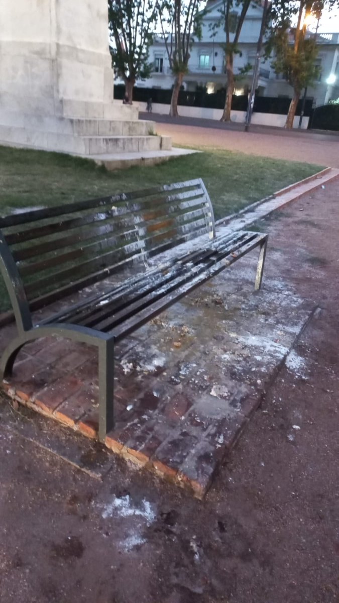 EPreve's tweet photo. DESASTRE. Así dejaron hoy la plaza frente a la embajada de España (avenida Brasil), los estudiantes de sexto año de los colegios de la vuelta. Y no es la primera vez. https://t.co/ujrpsl3aak
