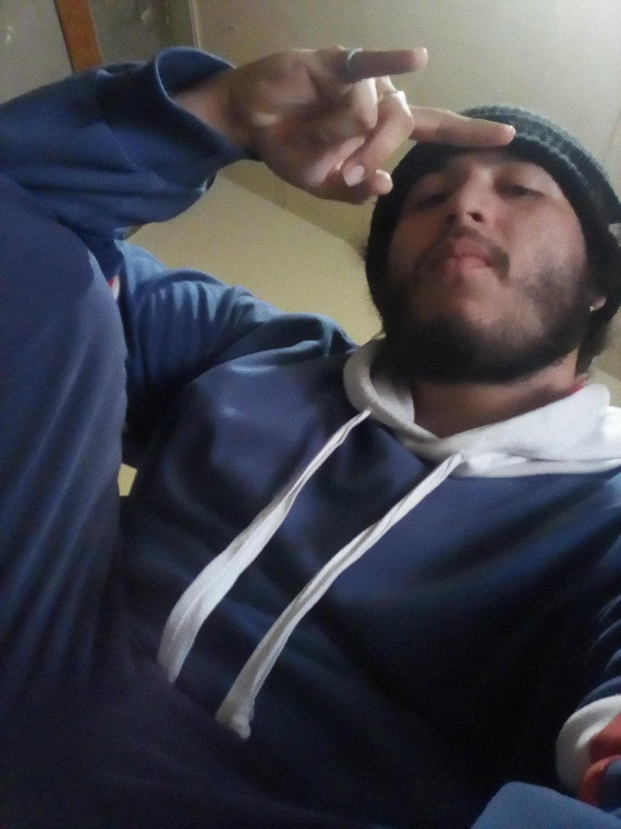 trzboss's tweet photo. Tu cuerpo postrado sobre el mío 
No sentiremos ni el frío 
El ave pertenece al nido  
Veo en tus piernas como baja el río https://t.co/BrXX5Fd19G