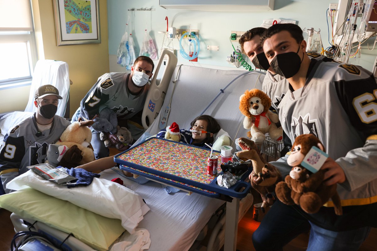 HSKnights's tweet image. We were honored to have our players drop off some donations from this year’s Lucky Launch to pediatric patients receiving treatment at Summerlin Hospital. 🎁🧸

#HomeMeansHenderson | @ValleyHealthLV