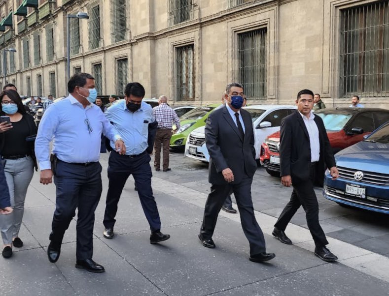 Llegando a Palacio Nacional. En unos minutos sostendré un encuentro con el Presidente de México <a href="/lopezobrador_/">Andrés Manuel</a> y colegas gobernador@s de las distintas entidades del país. Les platico más tarde cómo nos fue.