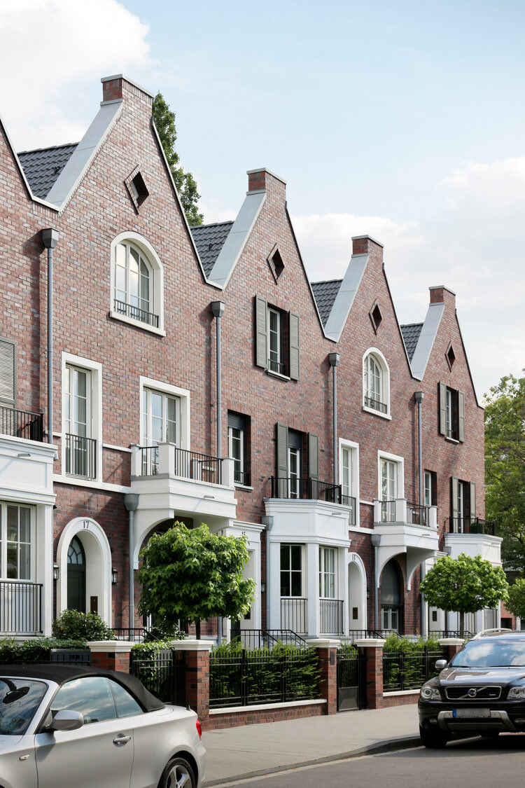 These Düsseldorf homes are new. No rule of economics or physics prevents us creating beautiful places

How exquisitely the architect, Sebastian Treese, varies the pattern:  colour, window shape, the presence (or not) of a bay or use of shutters all alternate like rhyming couplets