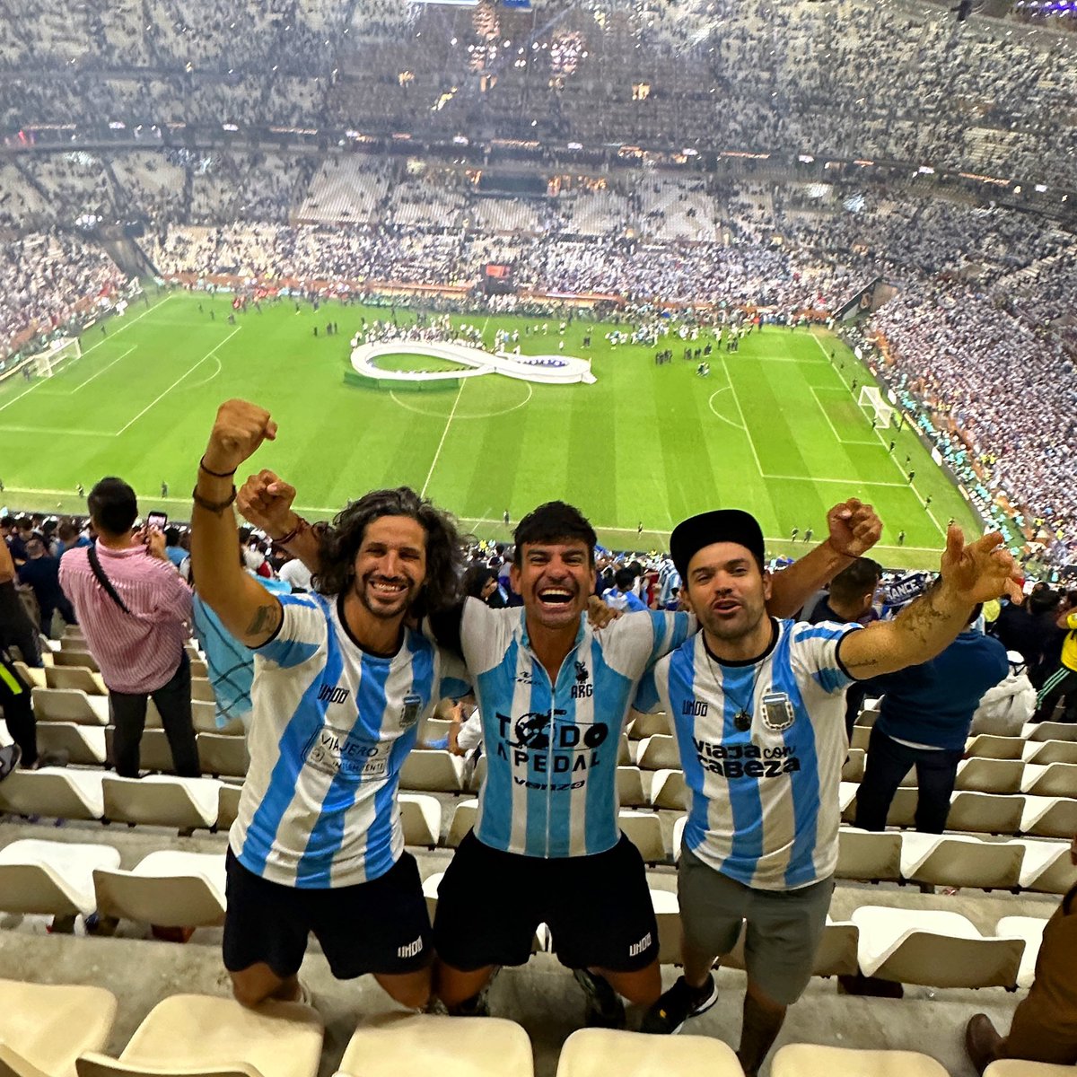 Somos campeones del mundo! Después de tanto esfuerzo logramos lo que vinimos a buscar! 
Gracias Messi y toda la scaloneta por tanta alegría.