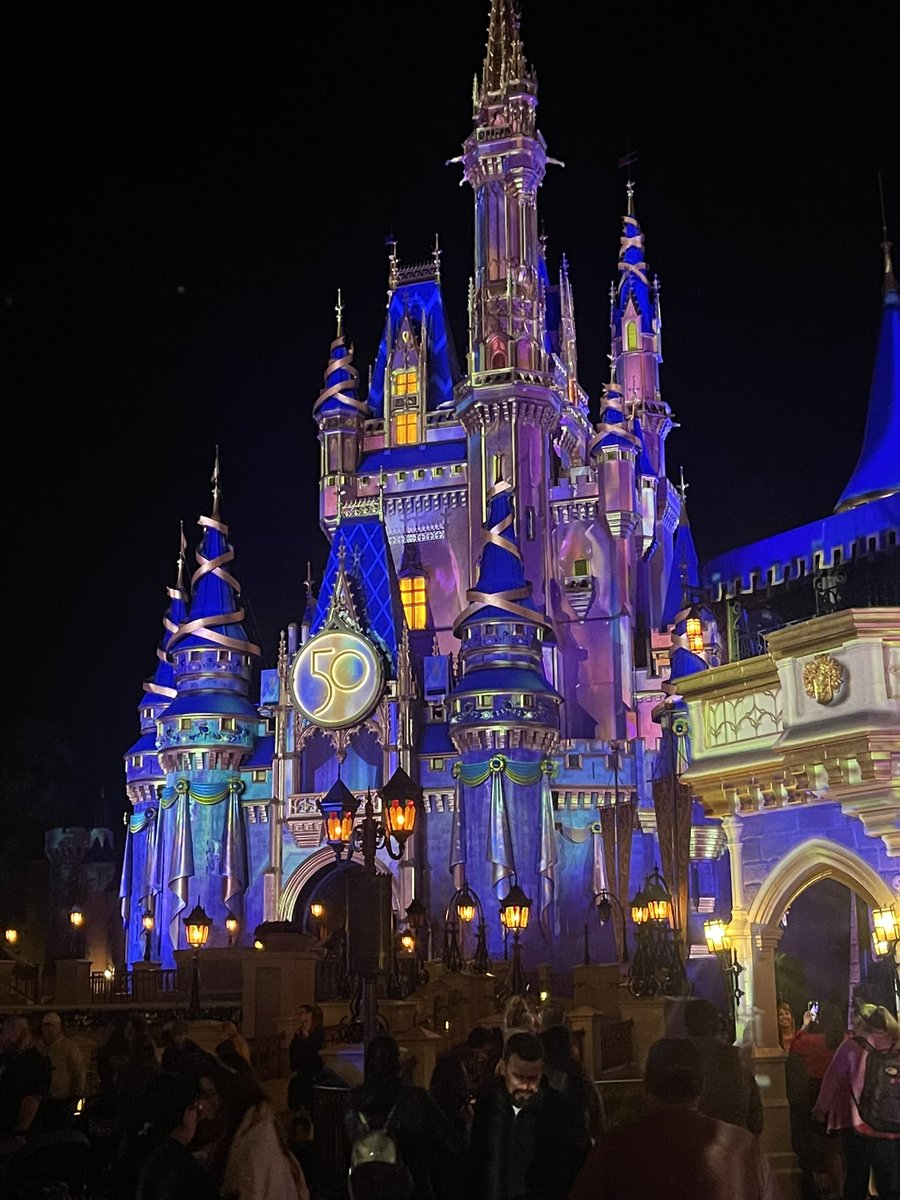 cray3fan's tweet photo. Magic Kingdom 12-19-2022 a beautiful 65 degrees @spann @weswyattweather https://t.co/DqvpUIHxNo