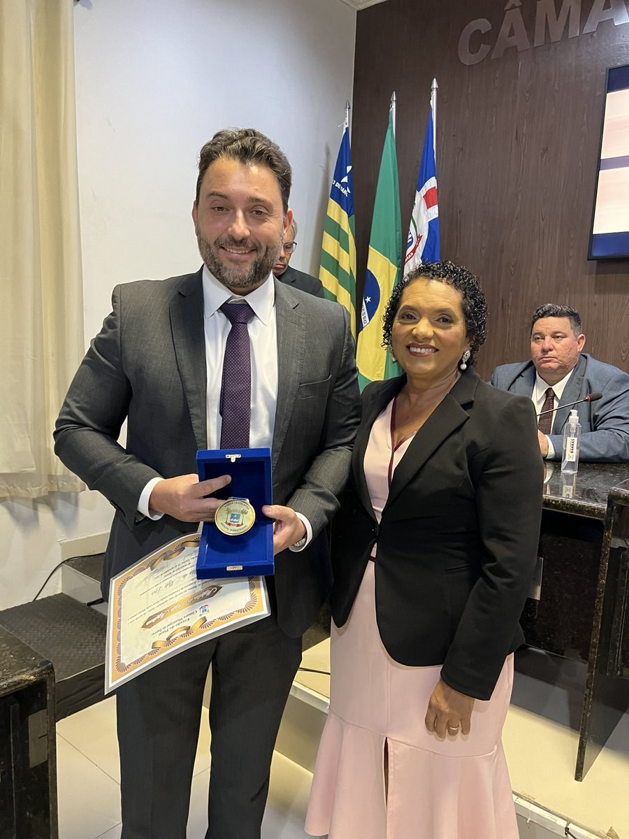 Recebi com muita alegria e orgulho o título de cidadania na Câmara Municipal de Barras, através de proposta da vereadora Emília, a quem agradecemos por esse presente que é ser cidadão barrense. Gratidão ao povo desse querido município pelo carinho de sempre.