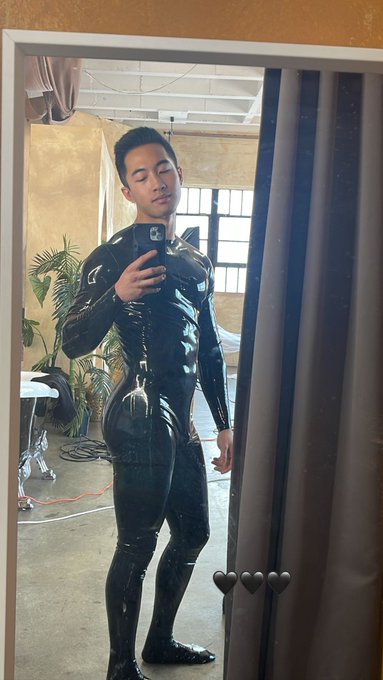 Been a while since I brought the rubber out 🖤✨ https://t.co/1hPJcL0LZu