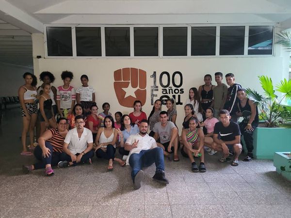 PerlavisionTV's tweet photo. Estrenan en Universidad de Ciencias Médicas de #Cienfuegos Caldosa Centenario y Mural con logo de 100 años FEU.
@Eviezer2 @SolMayelin @CubanaLidice @yulls_yusimi @FernandezMaryde @CoronaAlexandre @YaquedeCuba @agnes_becerra @EVilluendasC @alfonso_noya https://t.co/i8jmC7uZe3