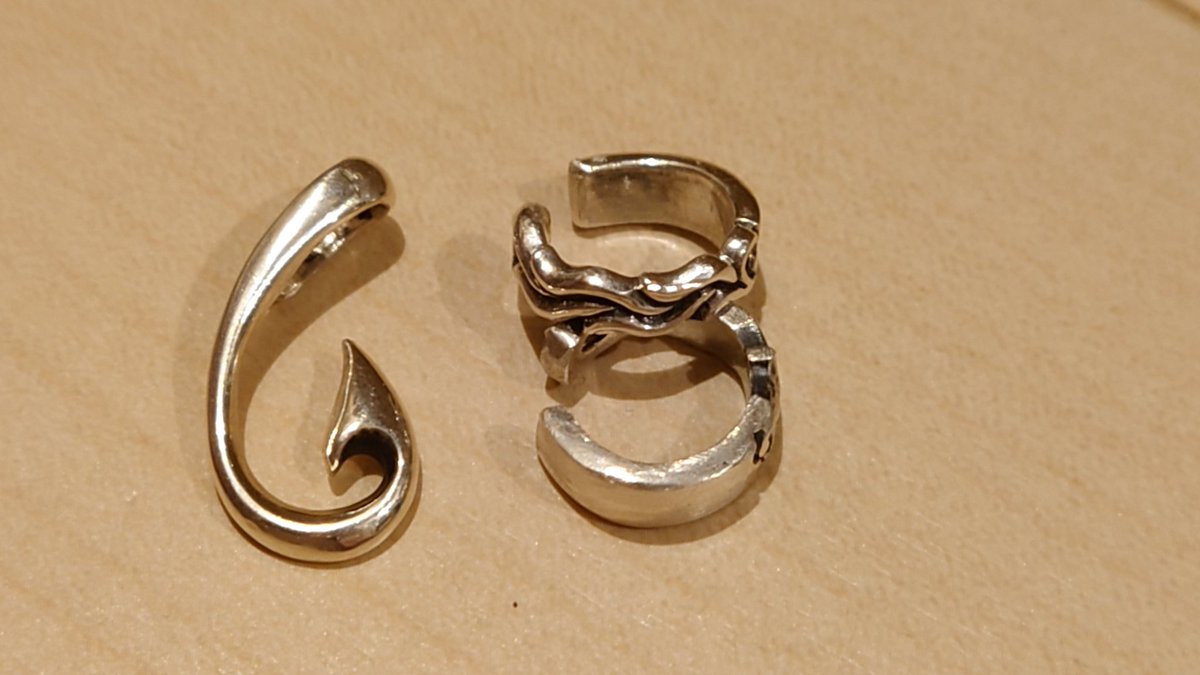 YoshiyukiP_boy's tweet image. カスタマイズ‼️
先週に続いて昨日も行っちゃいました
我慢出来なかったんです(笑)
左の釣針は先週ボディピ(ペンダントヘッドを)に右が昨日創ったカフ(リングを)かなりワガママを言わせて貰ったのですが、アドバイスまでしてくれて  マジ神です もう満足の一言  🙏

#SilverBox