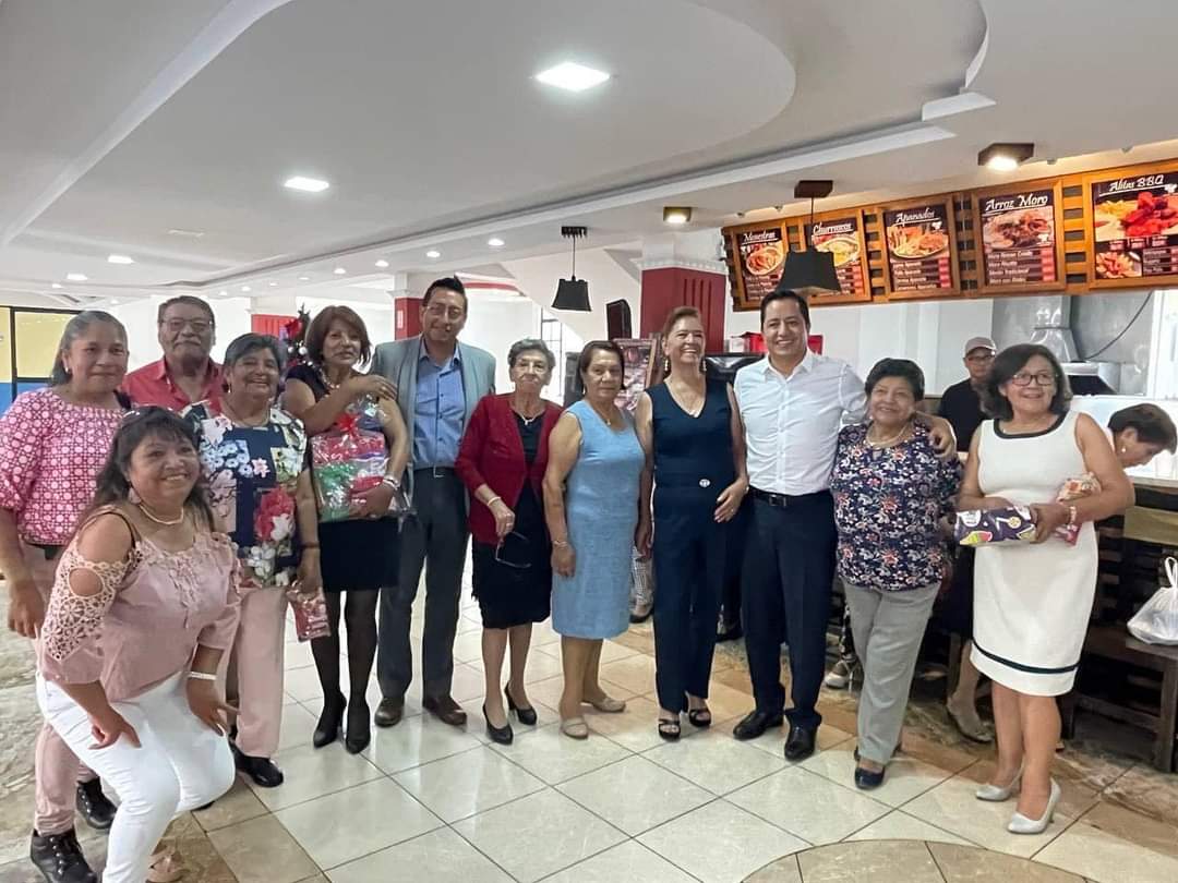 SantiM2022's tweet photo. โญ๏ธCompartimos la alegrรญa de la #RojaNavidad con los adultos mayores de Sangolquรญ, por quienes nos comprometemos a velar siempre. Gracias por sus palabras de aliento y apoyo. Lo haremos juntos!
#seguimosprimerosensuโฅ๏ธ
#quedateconmorocho
#somosla17
#somoselequiporojo https://t.co/cfo36nxUe3