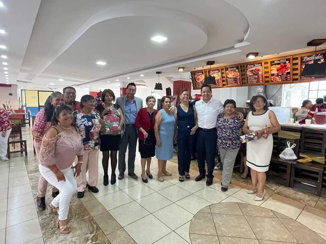 SantiM2022's tweet photo. โญ๏ธCompartimos la alegrรญa de la #RojaNavidad con los adultos mayores de Sangolquรญ, por quienes nos comprometemos a velar siempre. Gracias por sus palabras de aliento y apoyo. Lo haremos juntos!
#seguimosprimerosensuโฅ๏ธ
#quedateconmorocho
#somosla17
#somoselequiporojo https://t.co/cfo36nxUe3