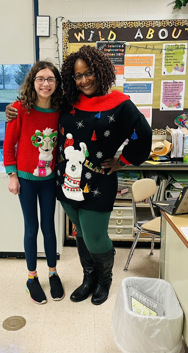 Just two llamas twinning!!!
#sillysweaterday