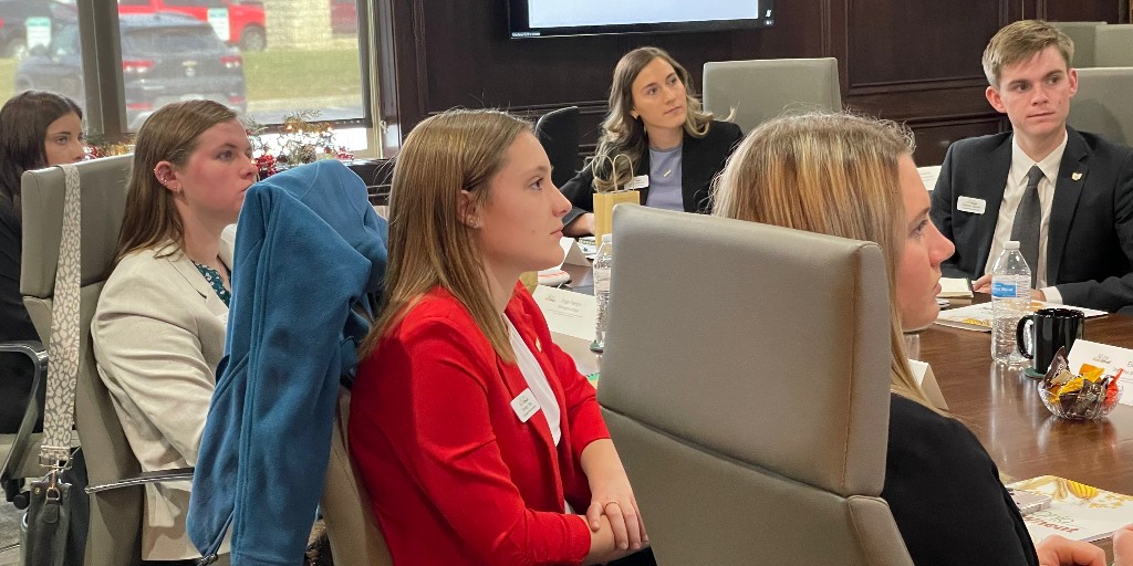 OhioCornWheat's tweet photo. The Collegiate Policy Academy has begun! This group of college students is beginning OCW's program to prepare them to be advocates for Ohio growers in legislative spaces. 🏛 🌽 🌾 #agpolicy #ageducation #agvocate https://t.co/VkKDrjvRA2
