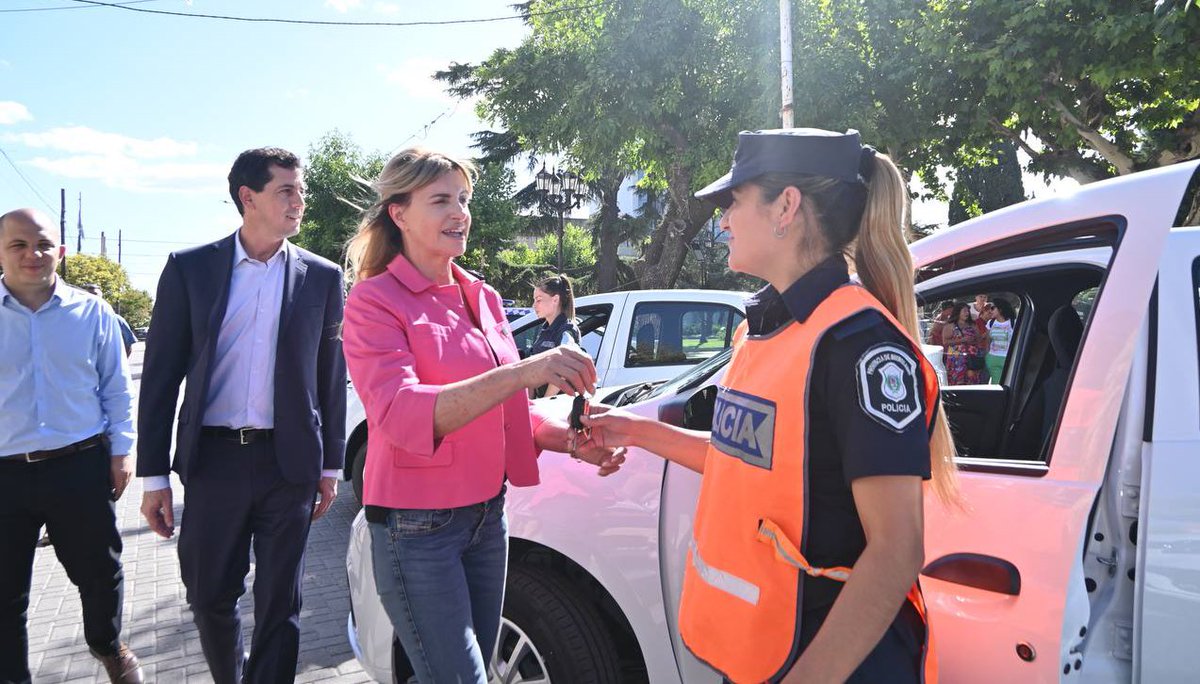 marisafassi's tweet photo. Recibimos en Cañuelas al ministro @wadodecorrido, quien nos hizo entrega de patrulleros destinados a la Guardia Urbana y la Policía, y de una motoniveladora para el área de Servicios Públicos. https://t.co/rSgVimD7ug