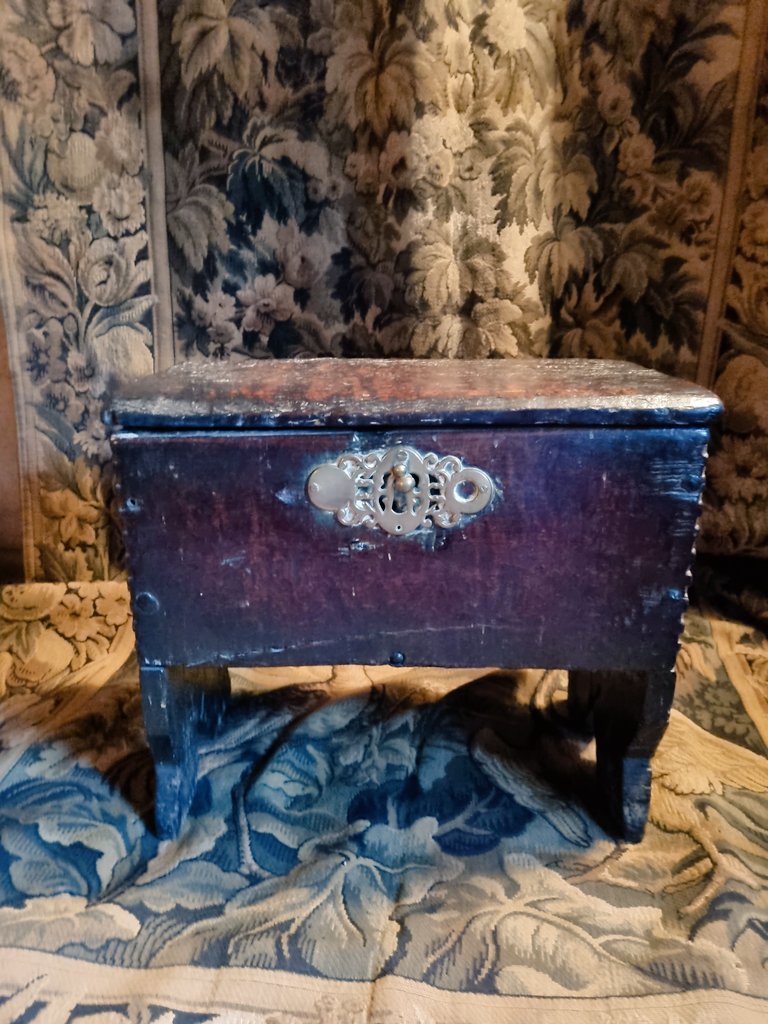 michaelmelody's tweet photo. Occasionally you get something you just have to keep. It even has the remains of some ancient leather hinges . https://t.co/yCyIDB3uyb #16thcentury #biblebox #antiques https://t.co/GySiR7ygyq