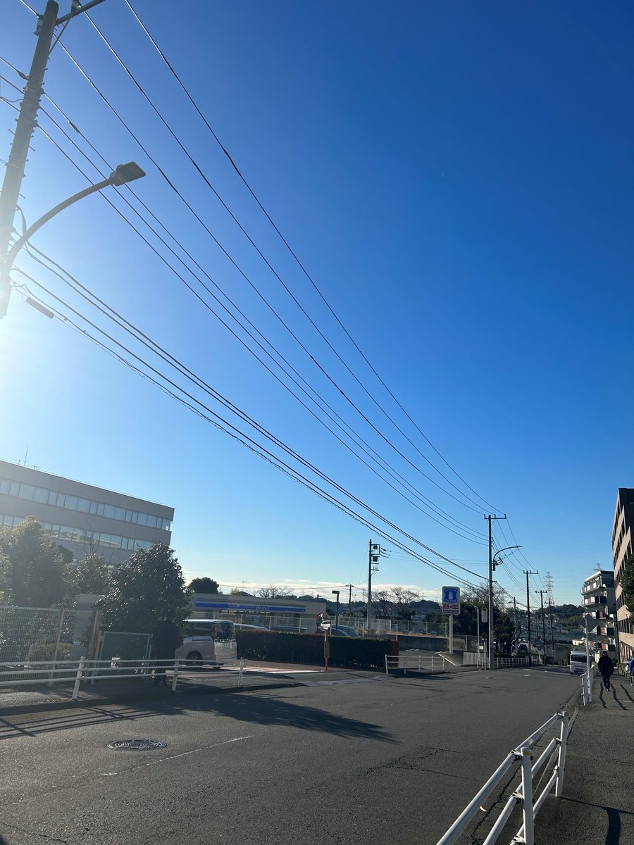 Graphtec_Japan's tweet photo. おはようございます!東戸塚は晴れ☀️
寒暖差で風邪をひきそうな予感のする毎日です。
仕事納めまであと少しなのでなんとか頑張って崩さないようにしないと、、、🥺
#グラフテック #GRAPHTEC #企業公式 #イマソラ #企業公式つぶやき部 #東戸塚 #企業公式が毎朝地元の天気を言い合う https://t.co/lWiXe6u8Ay