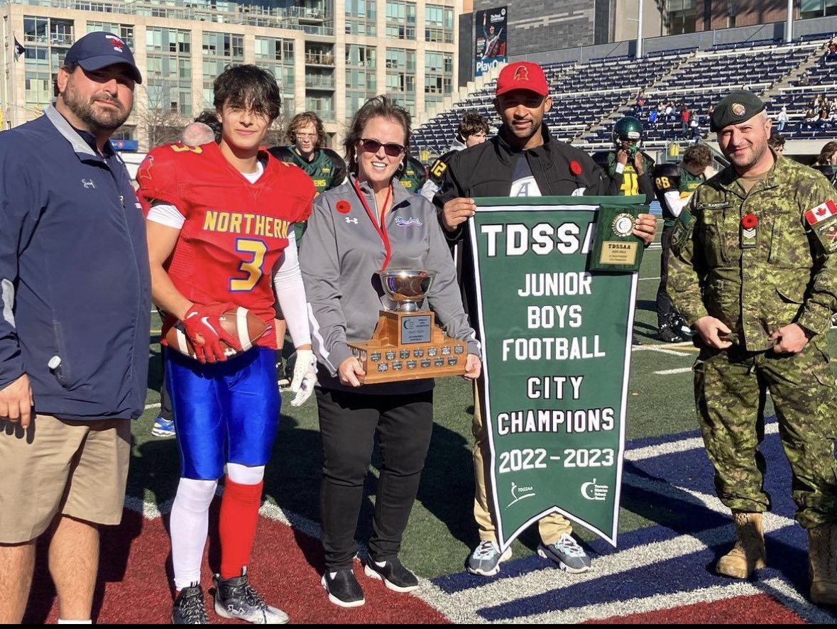 Miguel_C135's tweet photo. Just posted my 2022 Full season highlights 🏈🏈 Go check it out!! @FootballTO_ @onhsfball @nssredknightsfb…  https://t.co/honoKKu3hz https://t.co/hHCRwxdkJk