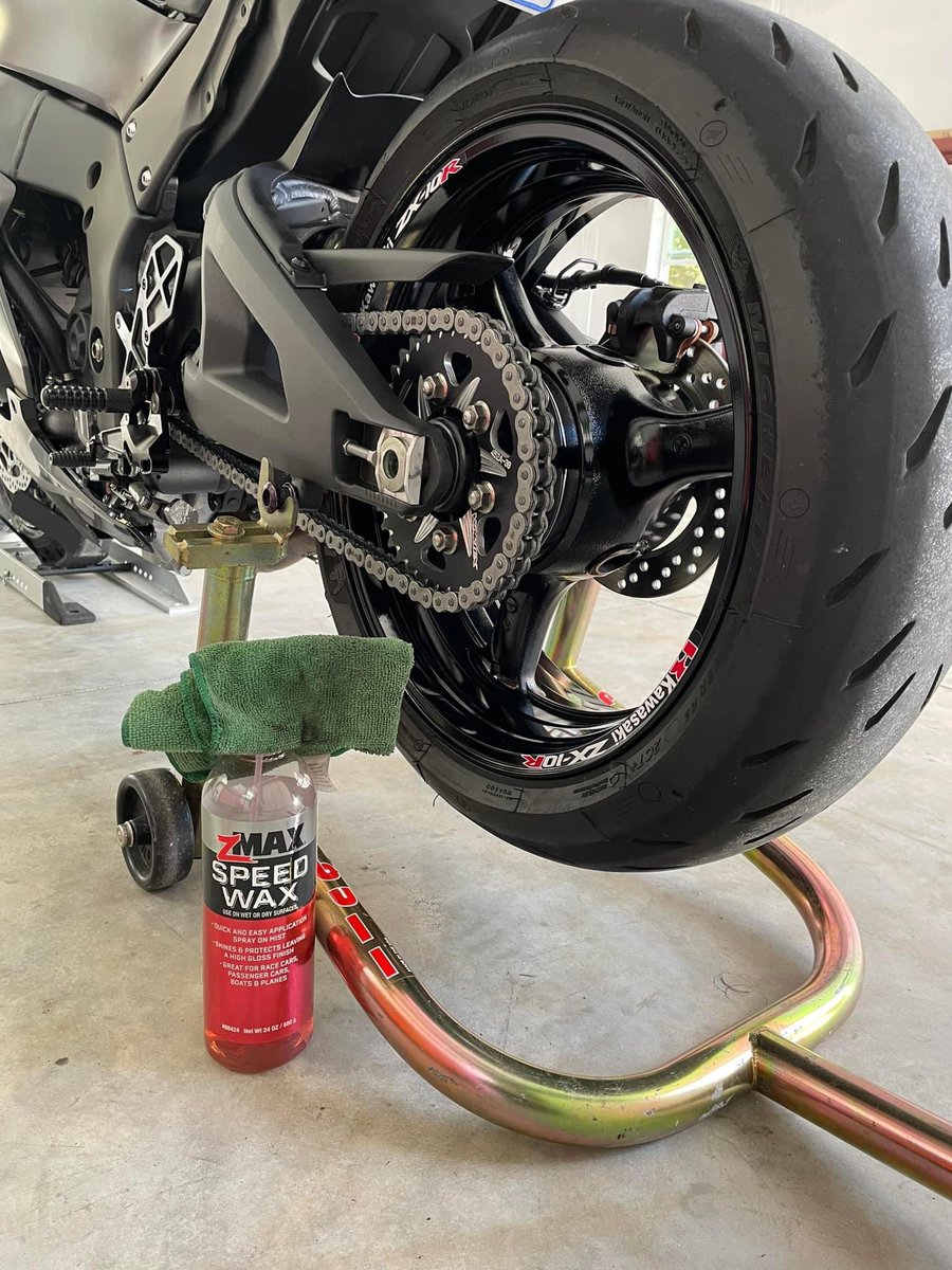 zMAXproducts's tweet photo. @zmaxraceproducts Speedwax makes clean up easy, makes everything shine! #zmaxraceproducts #speedwax #thatshine #wevegotcovered https://t.co/j3SsiDugcp