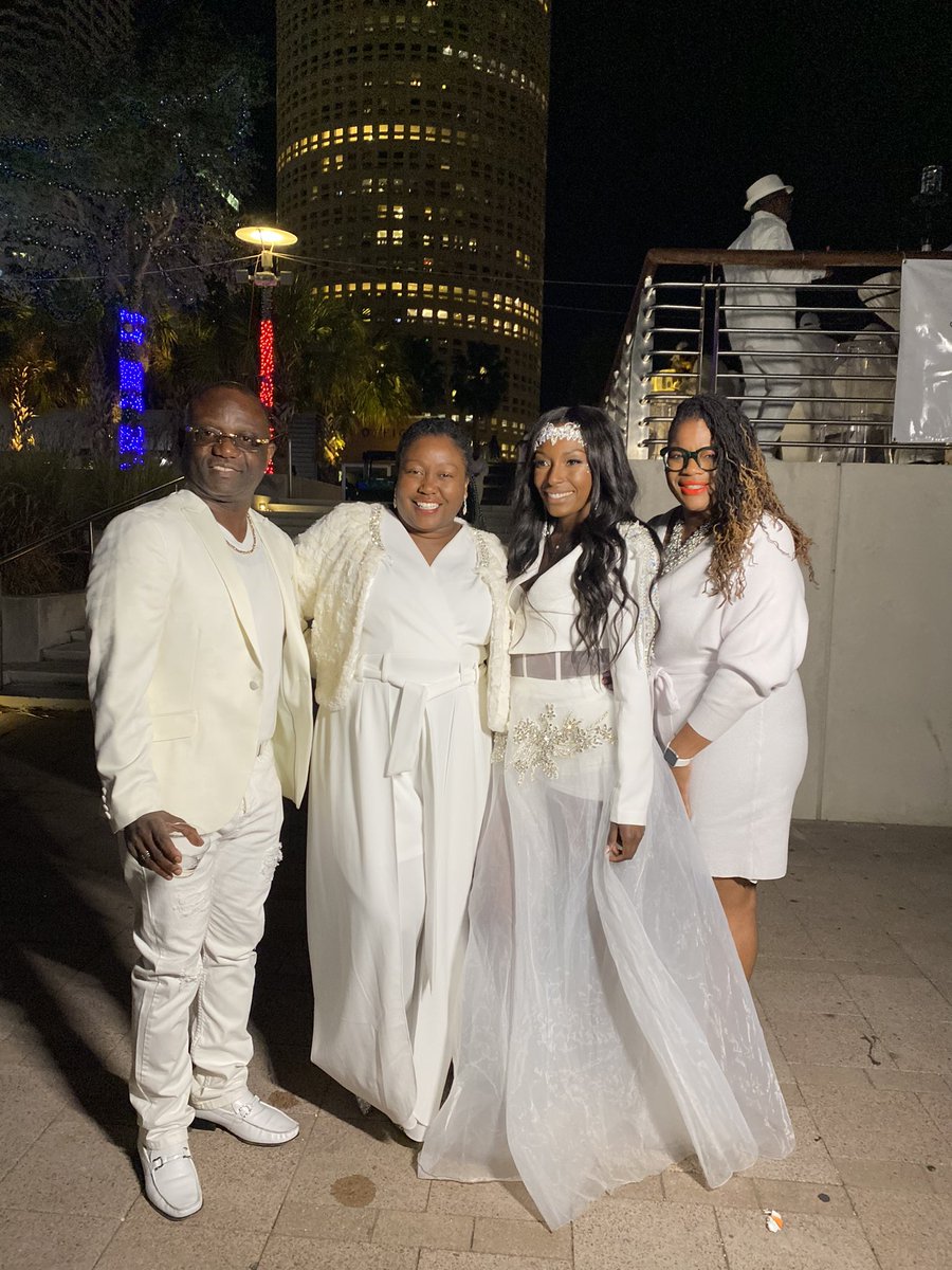 funfoodiemama's tweet photo. @DinerEnBlancINT #TampaBay #DEBTampaBay2022 https://t.co/fMYdjkCtrO