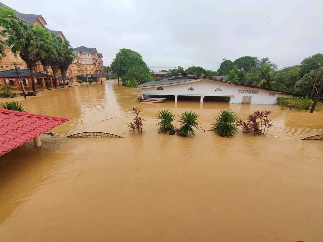 Hi family! 🏴

This is the place where I was born, a small town in Eastcoast Malaysia. A lot of houses are gone including my family's houses(my mom's side). 

Is it okay if I sell my art to help them out?. RT if you want to support 🙏