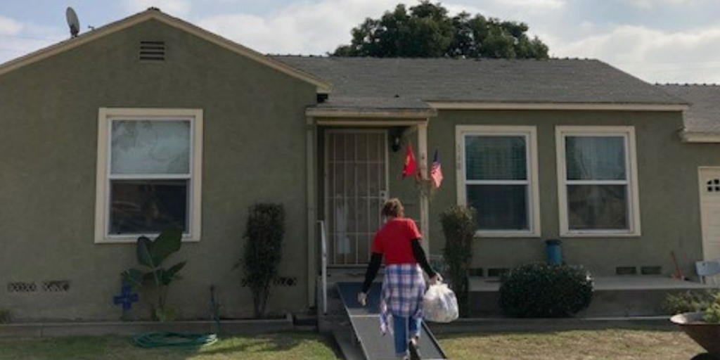 CPSTF's tweet image. #TheCommunityGuide in Action! 
Read about a food delivery program that is helping older adults in Long Beach, California, eat healthier, feel less concerned about getting groceries, and improve their health and well-being. 
See bit.ly/3v7v99y
@helpmehelpuLB