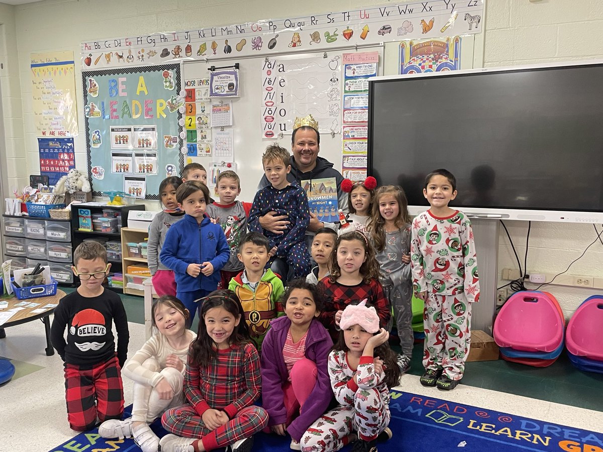 Mrs_Morrow8's tweet image. What do snowmen do at night? #royalreader