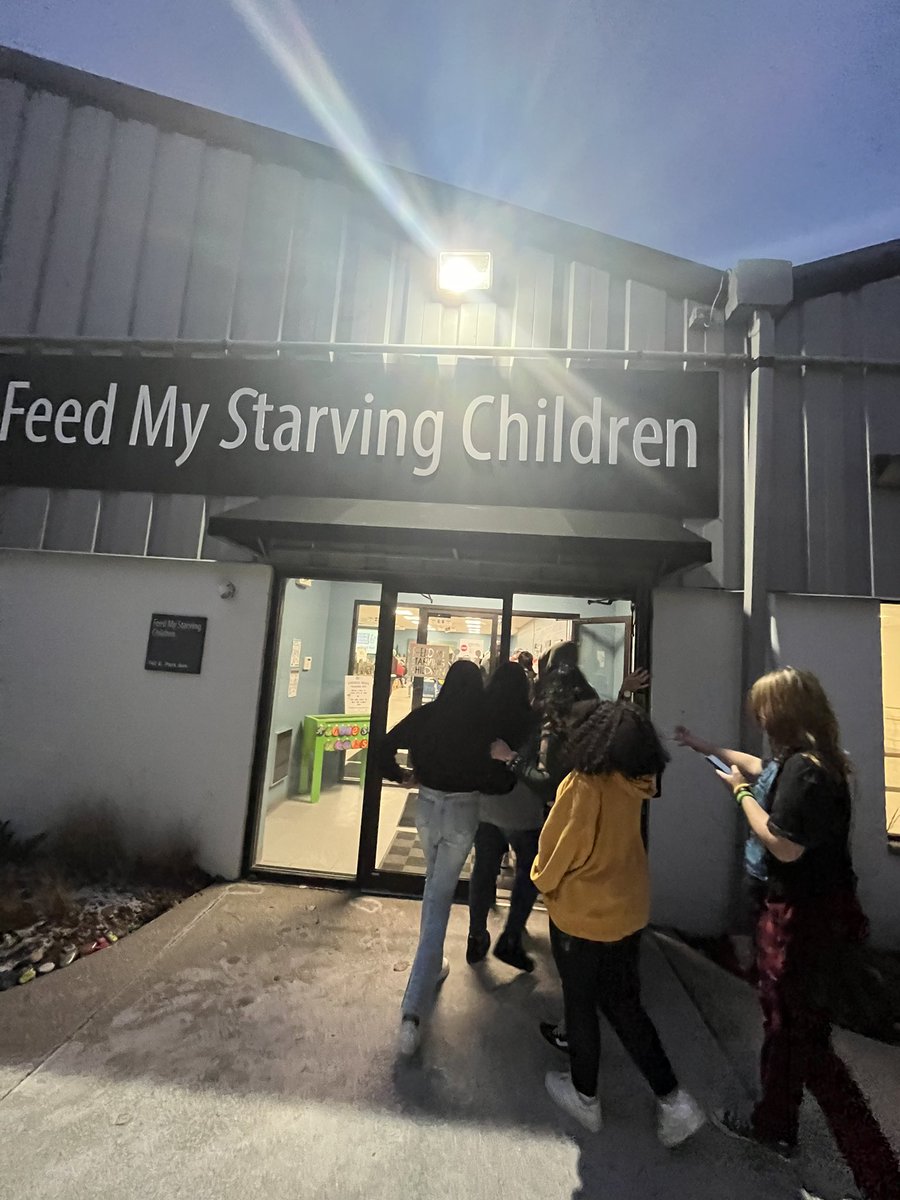 aschulz116's tweet photo. SOMOS @ROUNDLAKEMIDDLE visited Feed My Starving Children today to help pack meals for those in need! As a school we packed over 10 boxes with 36 meals in each! Way to go SOMOS! #RLMSpride along with other volunteers we packed more than 100 boxes! https://t.co/sD5dDB4NSv