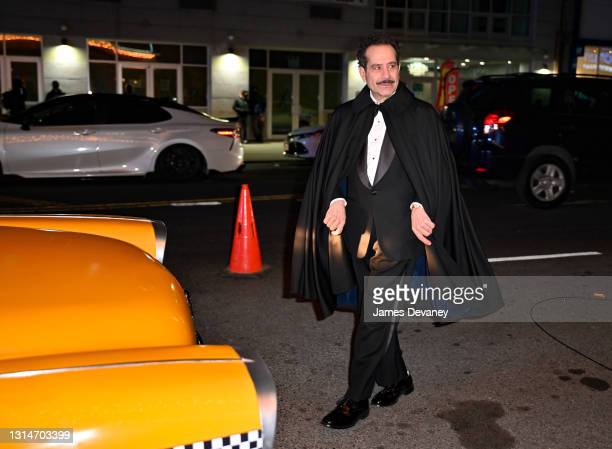 CraigLGOOH's tweet photo. After watching him wear one on THE MARVELOUS MRS MAISEL there should totally be an "Untitled Tony Shalhoub Cape Project" being developed.
#TonyShalhoub #MutantFam #MarvelousMrsMaisel #CapeStyle https://t.co/mVAyYfu9DG
