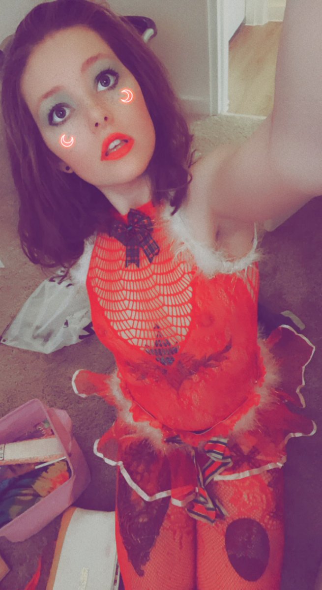 MisslionessVIP's tweet photo. Dress up and play with me 🥰 happy holidays #ContentCreator #naughtyornice #onlyfansgirl #red #holidayseason #linkinbio https://t.co/aAIByVN1V2
