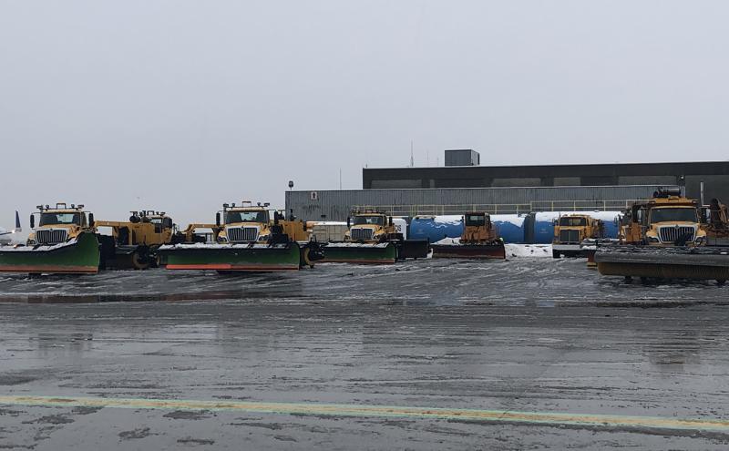 flySEA's tweet photo. 🌨️ Snow is in the forecast, and our team is ready to roll—literally! That means removing snow and ice from the airfield and runways and plowing and de-icing the parking garages. https://t.co/n4ka3ZA6nJ